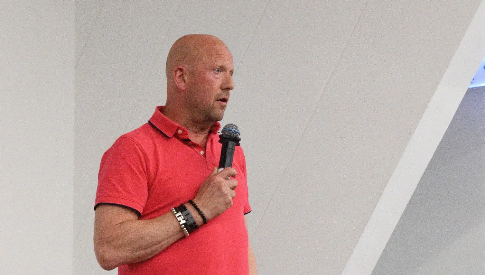 Maarten presenting wide